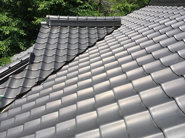 谷板金も備わっている瓦屋根